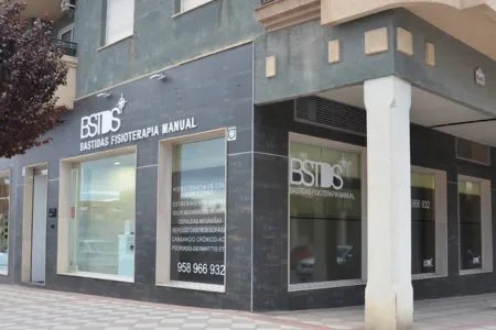 Instalaciones y fachada de Clínica Bastidas en Atarfe, Granada — ambiente relajado y moderno