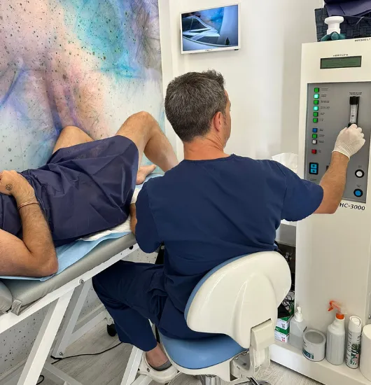 Procedimiento de hidroterapia de colon: camilla en sala privada, técnica indolora